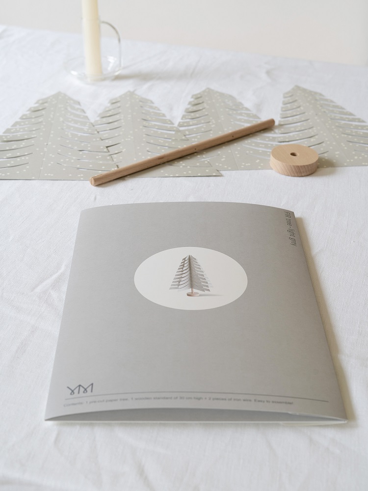 fir-tree-light-grey-3 Faltbares Papier-Weihnachtsbaum-Set, hellgrau, mit weißen Punkten; runde Holzplatte und Holzstab; Baumgrafik auf grauer Verpackung.