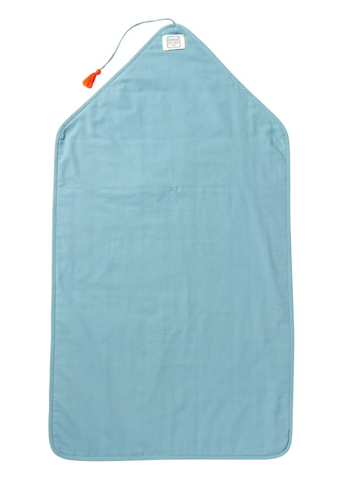 MATELAS-A-LANGER-OISO-GREEN-INT Babyhandtuch, hellblau, Kapuze mit Etikett, roter Quastenanhänger.