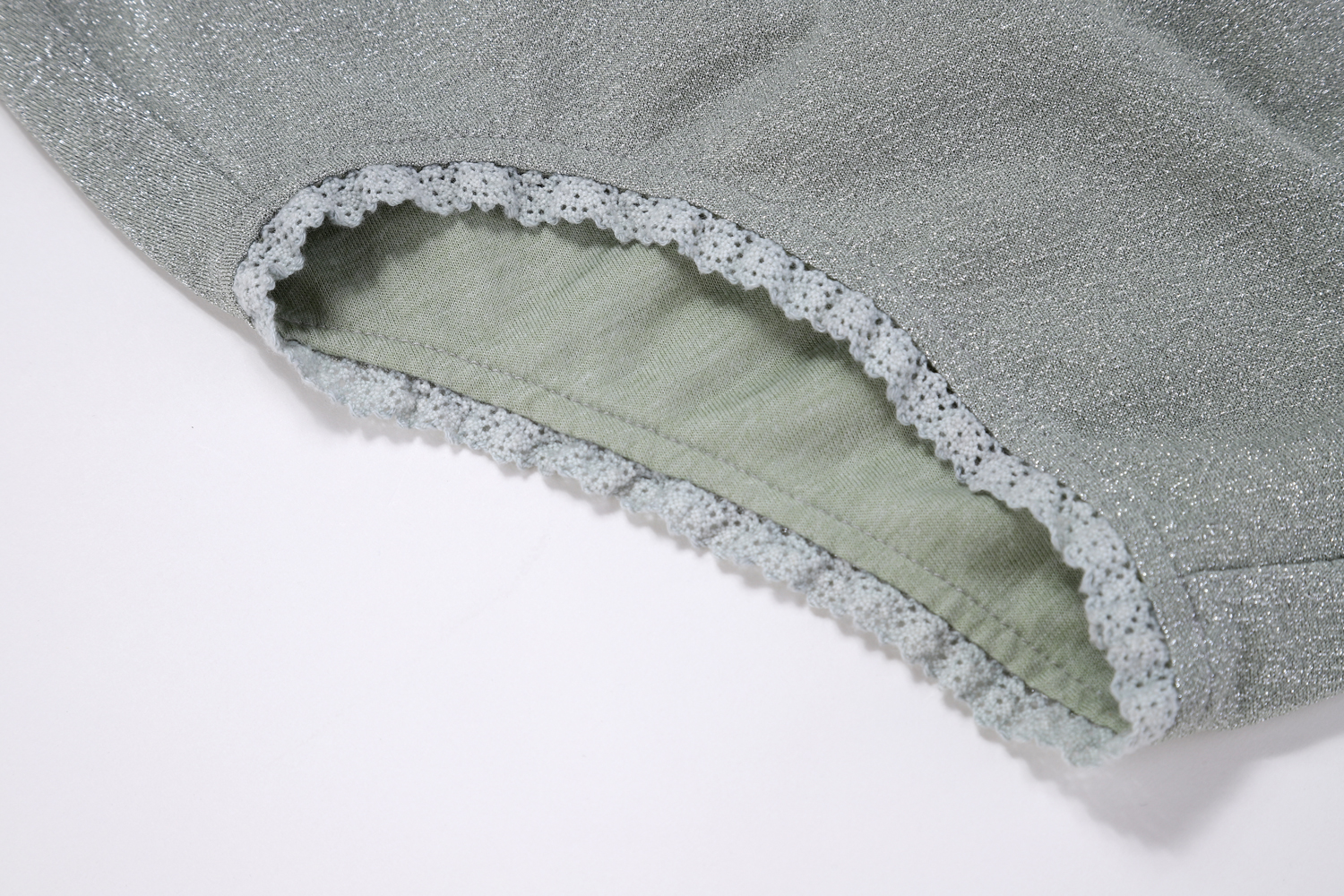 kidsbathingsuitcreolealmond5 Stoffunterhose, hellgrün, funkelnde Textur, Spitze am Rand, weiß.
