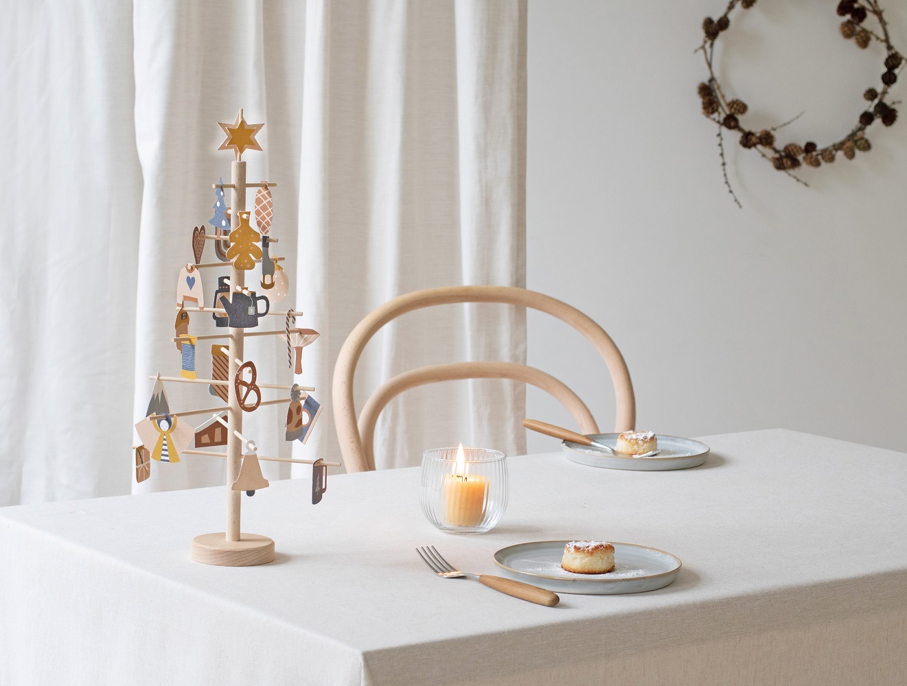 advent-tree-18DSDiFeTKqnJZ0 Holz-Adventskalender, skandinavisches Design, beige Farben, kleine bunte Anhänger, weihnachtliche Symbole, Baumform, Tischdekoration, modernes Ambiente.