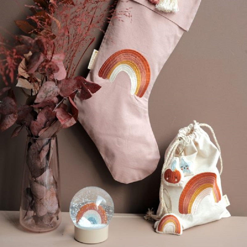 FBL20gift20bag20rainbow20mood-600x600 Weihnachtssocke rosa mit Regenbogen-Aufdruck, beigefarbener Stoffbeutel mit Regenbogen, Glaskugel mit Regenbogen, beige Basis; Stofftier-Applikationen Kürbis und Hase.