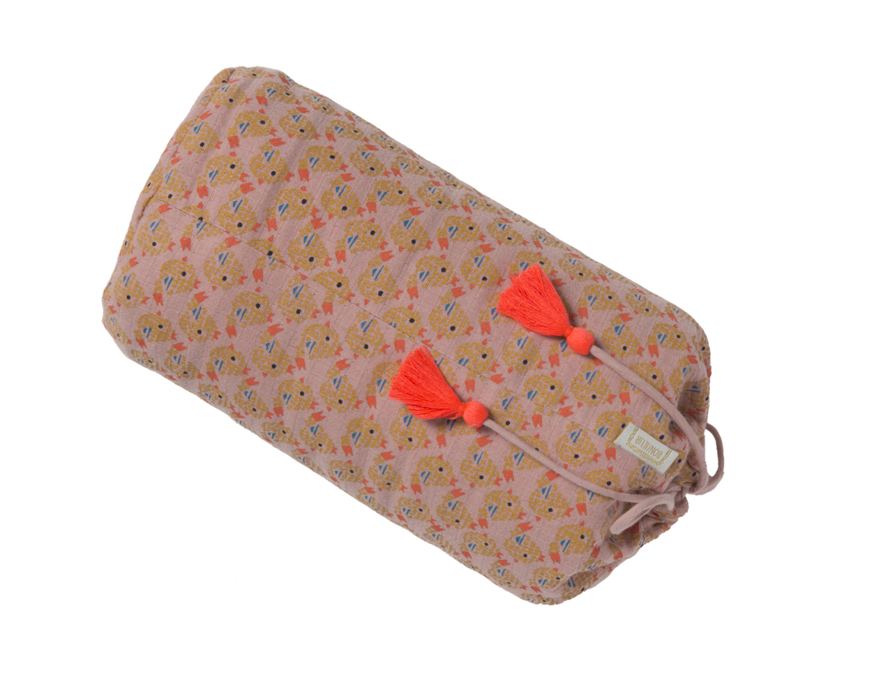 COUVERTURE-OISO-PINK-SAC Bolsterkissen rosa, Löwenmuster, rote Quasten, rechteckige Form, Stoffetikett an der Seite.