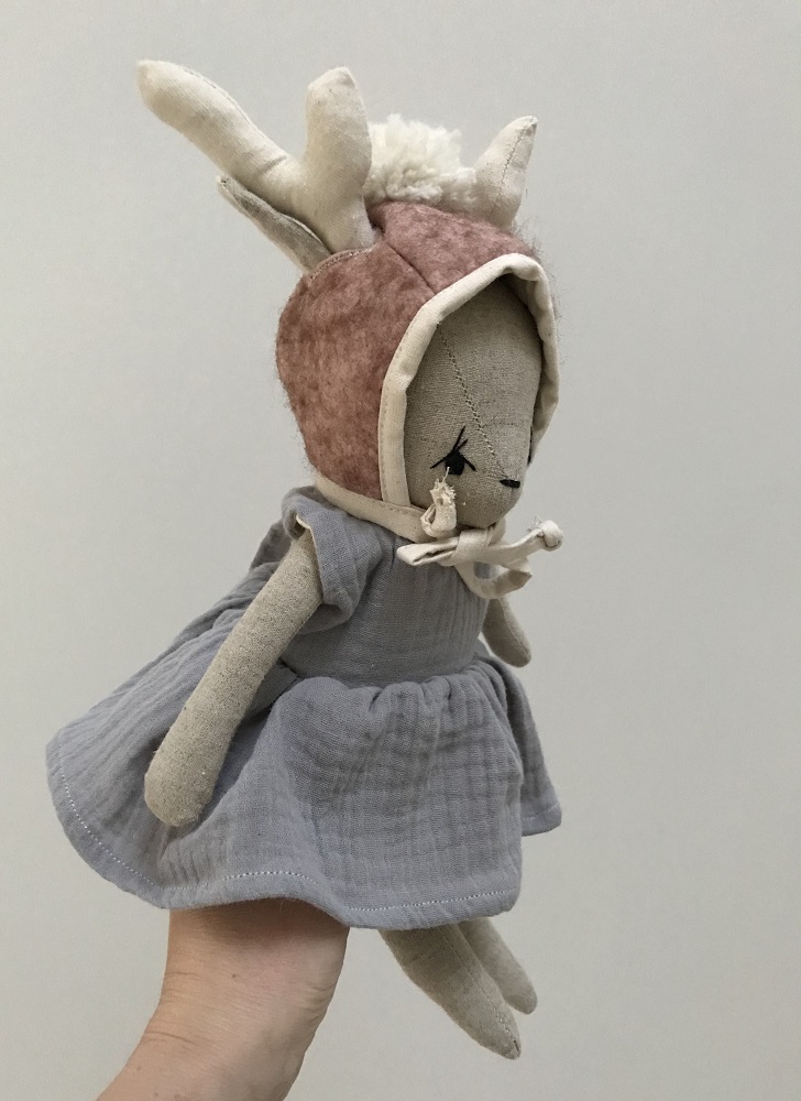 IMG_0627-002 Stofftier, Rentier-Design, graues Kleid, rosa Filzmütze mit Ohren, beiges Geweih, handgehalten.