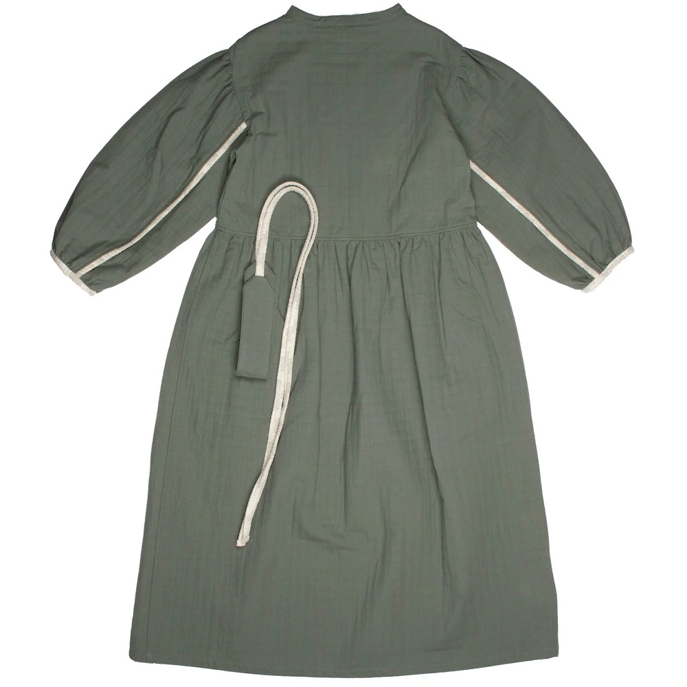 PatchworkWomanDress_GreenMusk_back Kleid, khakigrün, langärmlig, weißer Saum, Gürtel, Rückansicht.