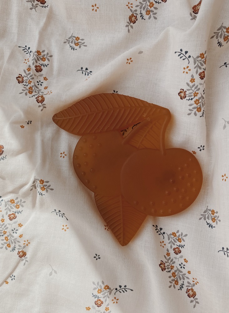 KS1664-CHERRY-Main_2 Braune Seife in Form von Kirschfrüchten und Blättern auf geblümtem Stoff.