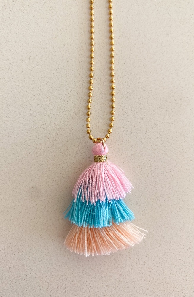 IMG_0640_jpg Kette mit Quasten; goldene Kugelkette; Quastendeko in Rosa, Blau, Beige gestapelt; Textilmaterial; boho Stil.