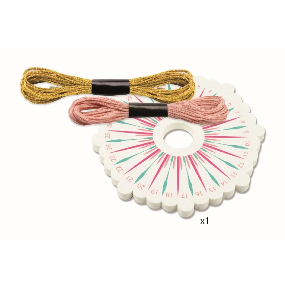 DJ09818-Schmuck-basteln-Celeste-3 Kumihimo-Scheibe aus Schaumstoff, weiße Farbe, rosa und grüne Markierungen; zwei Bündel Stickgarn in Gold und Rosa, schwarze Banderolen.