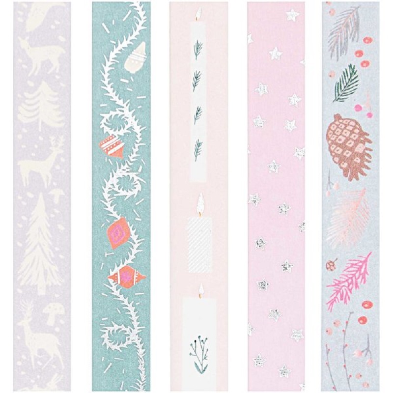 99001-80-12_4_600x600 Fünf Washi-Tape-Rollen, pastellfarben, verschiedene Muster: Rehe und Bäume, Tannenzweig mit Kerzen und Ornamenten, Kerzen auf Rosa, Sterne auf Rosa, Tannenzapfen und Zweige auf Grau.