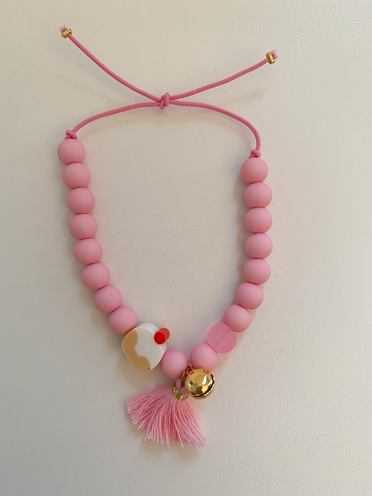 IMG_5226 Rosa Armband, große Perlen, Cupcake-Anhänger, goldfarbene Glocke, rosa Quaste, verstellbarer Verschluss.