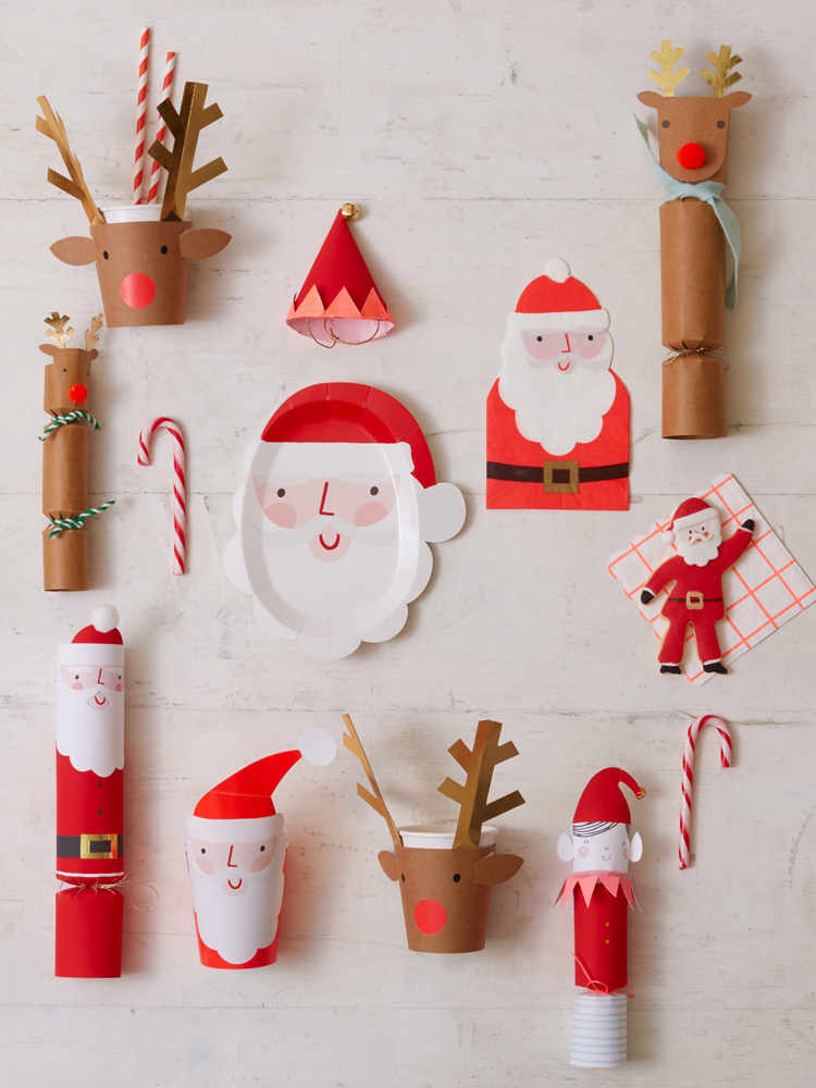 AW2017-PARTY-3 Weihnachtsdekorationen; rote und braune Papierfiguren; Rentier- und Weihnachtsmannmotive; Zuckerstangen; Becher mit Rentieraufdruck; Partyhüte; Geschenkverpackungen; festliche Designs in Rot, Weiß und Braun.