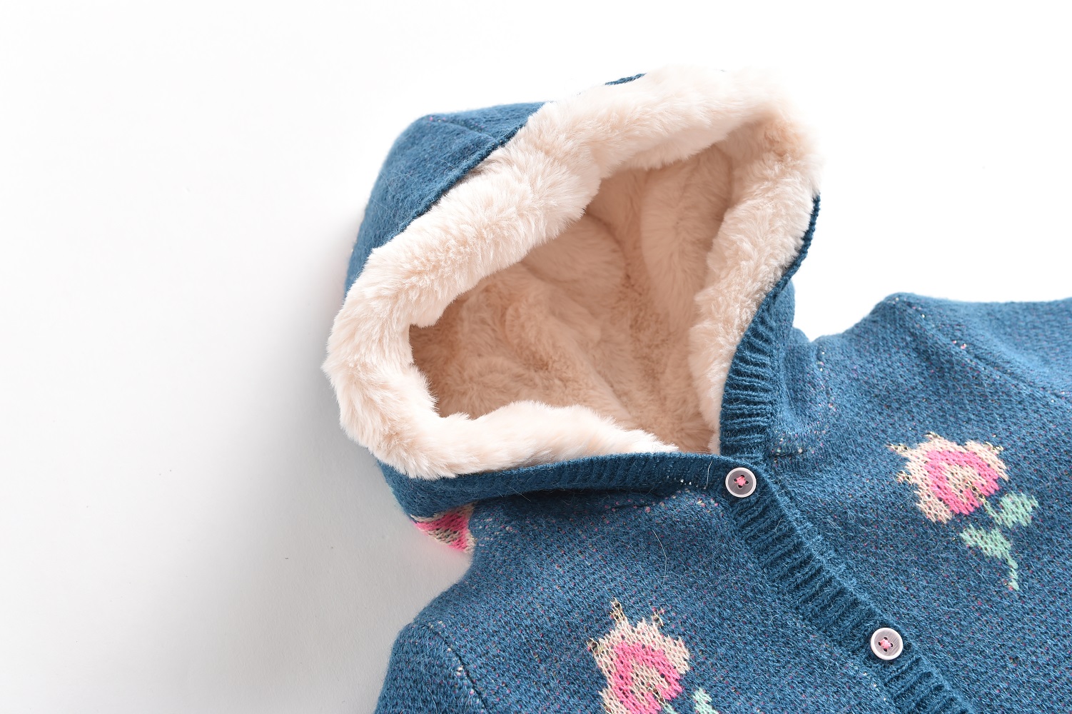 babypilotjumpsuitpucalagoon6 Babystrickjacke, blau, florales Muster, kuschelige Kapuze mit beige Plüschfutter, rosafarbene Knöpfe.