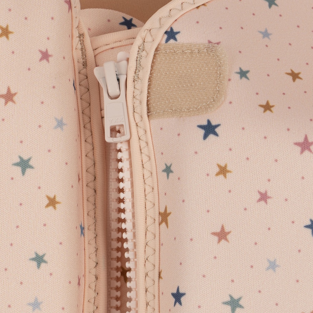 KS4445-NEOPRENE-FLOAT-VEST-FRILL-STAR-MULTI-Extra-2 Baby-Schlafsack, beige, Reißverschluss, Klettverschluss, bunter Sternen- und Punktaufdruck.