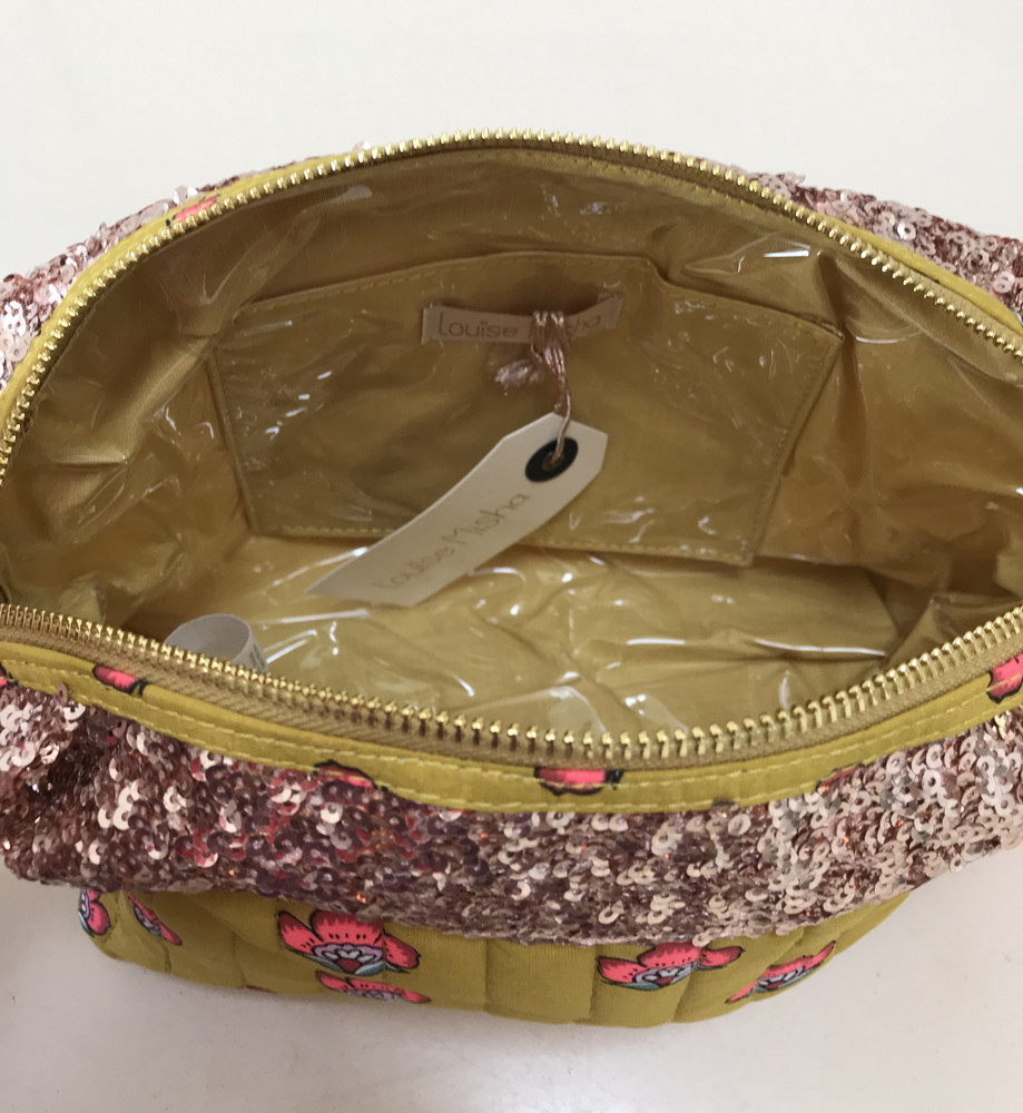 IMG_6350 Kosmetiktasche, gelb, Pailletten, rosafarbene Blütenmuster, Reißverschluss, Innenfutter gold, Etikett mit Aufdruck.