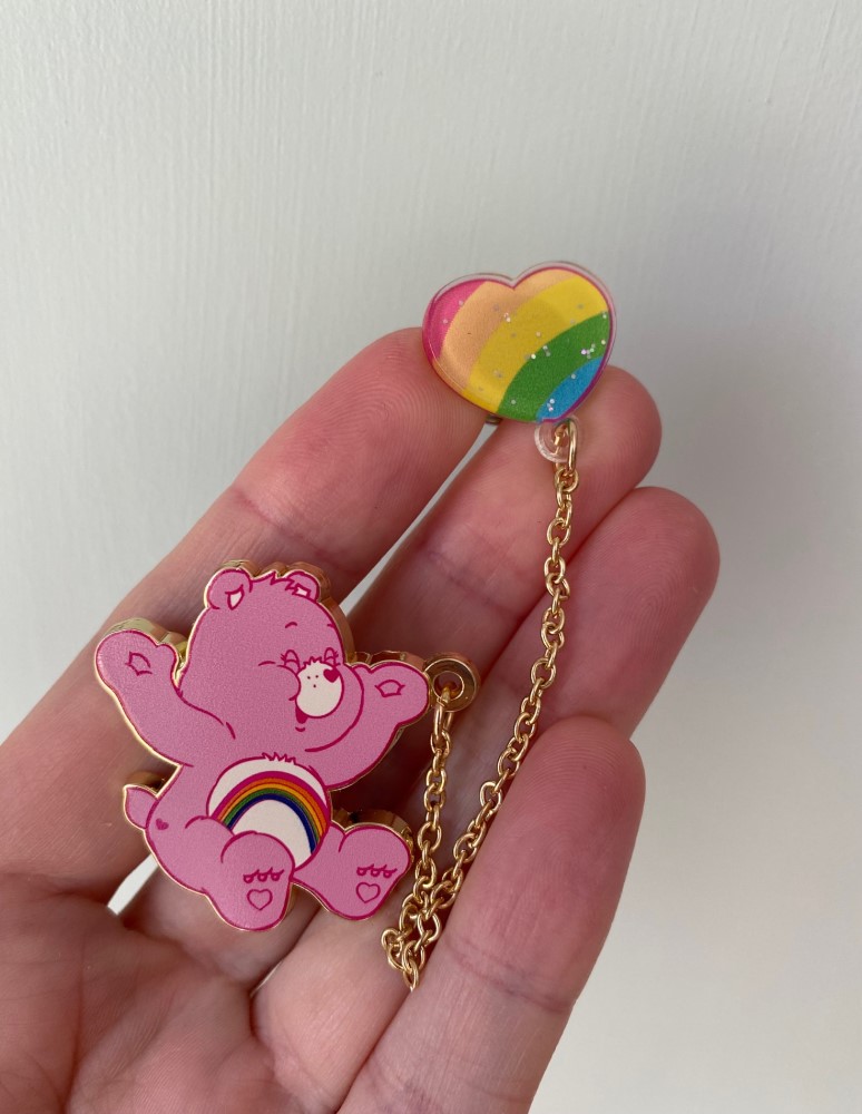 IMG_2160 Pin-Set; rosa Teddybär; bunter Regenbogen; Herz-Anstecker in Regenbogenfarben; goldene Kette.