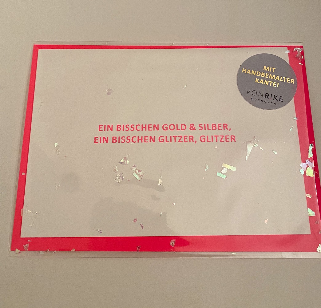 IMG_0478_jpg Grußkarte, rote Umrandung, text "Ein bisschen Gold & Silber, ein bisschen Glitzer, Glitzer", handbemalte Kante, Glitzerpartikel.