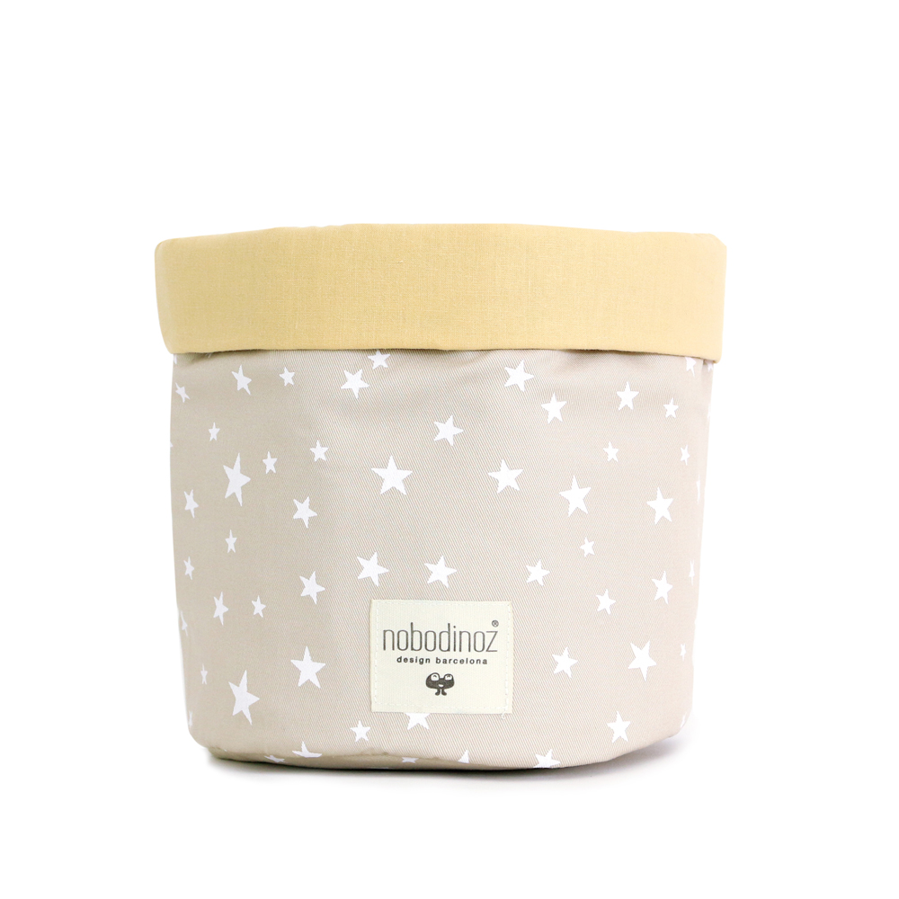 mambo_basket_stars_sand_white_nobodinoz_25767fc4d8d255 Stoffkorb, beige, weiße Sterne, gelber Rand, Nobodinoz-Label sichtbar.