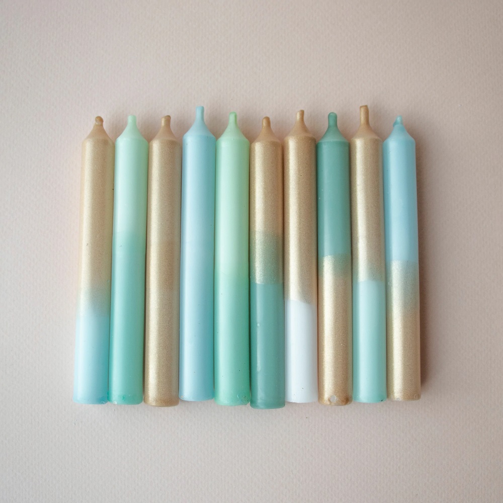 IMG_8224_1_620a0b0e-918e-4986-b6b9-cfbc19b6fba3_1024x1024-2x Kerzen-Set, Pastellfarben, goldene und blaue Töne, länglich konisch, ohne Aufdruck.