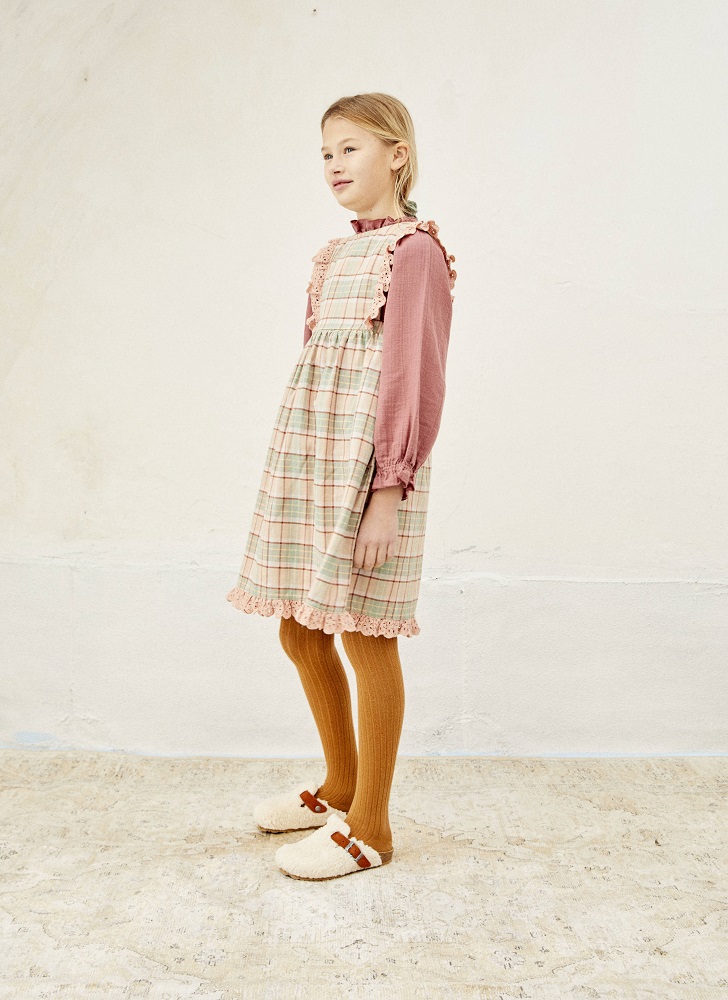 LIAW21_35_check Mädchenkleid kariert, pastellfarben, Rüschenbesatz; langärmlige Bluse rosa; Strumpfhose senfgelb; Schuhe weiß, Kunstfell, Riemen.