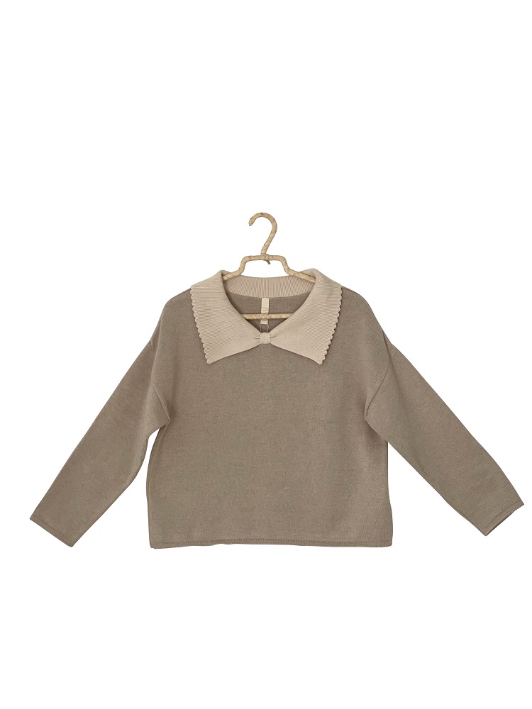 LiAW21_70_W_knit-longsleeve-woman Kinderpullover, beige, langer Arm, markanter Kragen in hellerem Beige, gerippte Struktur am Kragen, aufgehängt.