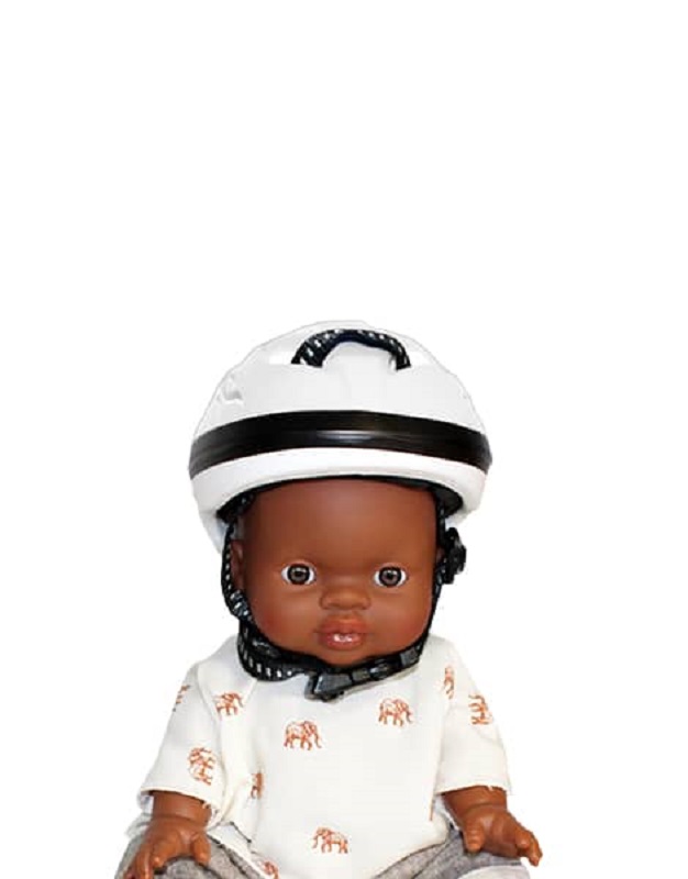 casque-velo-poup-e-blanc Puppe, Fahrradhelm weiß mit schwarzem Streifen, Outfit weiß mit Elefantendruck, Puppenhände und -beine sichtbar.
