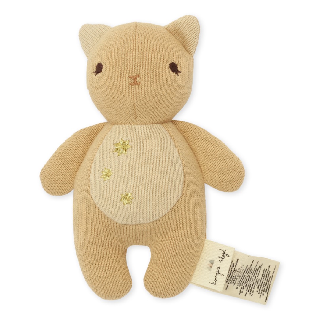 KS3132-MINI-KITTY-TOFFEE-Extra-0 Stofftier Katze, beige, Strickoptik, aufgesticktes Gesicht, gelbes Blumenmuster auf Bauch, Etikett an der Seite.