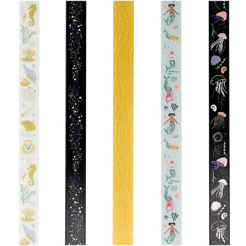 99001-79-57_4_600x600 Sechs Washi-Tapes, diverse Designs: Seepferdchen und Muscheln auf Weiß, Sterne auf Schwarz, Wellenmuster auf Gelb, Meerjungfrauen auf Türkis, Quallen auf Schwarz, verschiedene Längen.