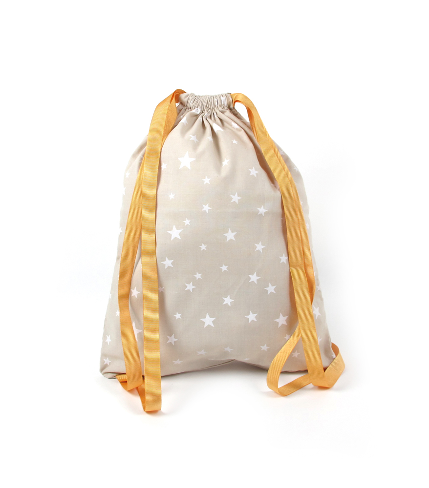 Backpack-florencia-sand-white-stars-1-nobodinoz Turnbeutel, beige, weiße Sterne, gelbe Kordeln.