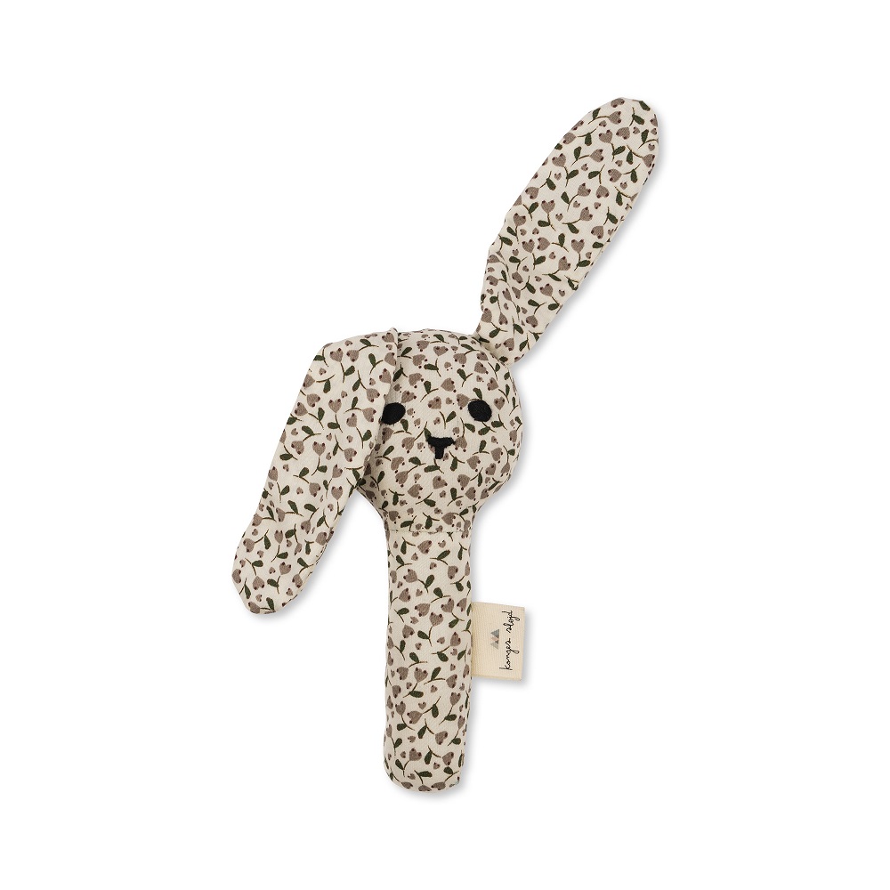 KS5921-BUNNY-HAND-RATTLE-MILK-TANK-Main Stoffrassel, Häschenform, beige, braun-gemustert, zwei lange Ohren, gesticktes Gesicht, kleiner angehängter Markenanhänger.