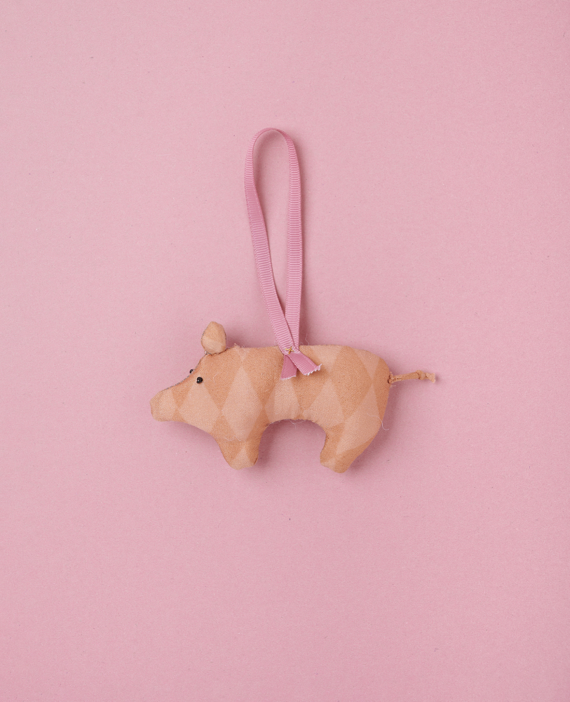 Peggy-SILK-Ornament-Circus-Ballerina Stofftier, Schwein, rosa- und beigefarbene Rauten, rosa Aufhängeschlaufe.