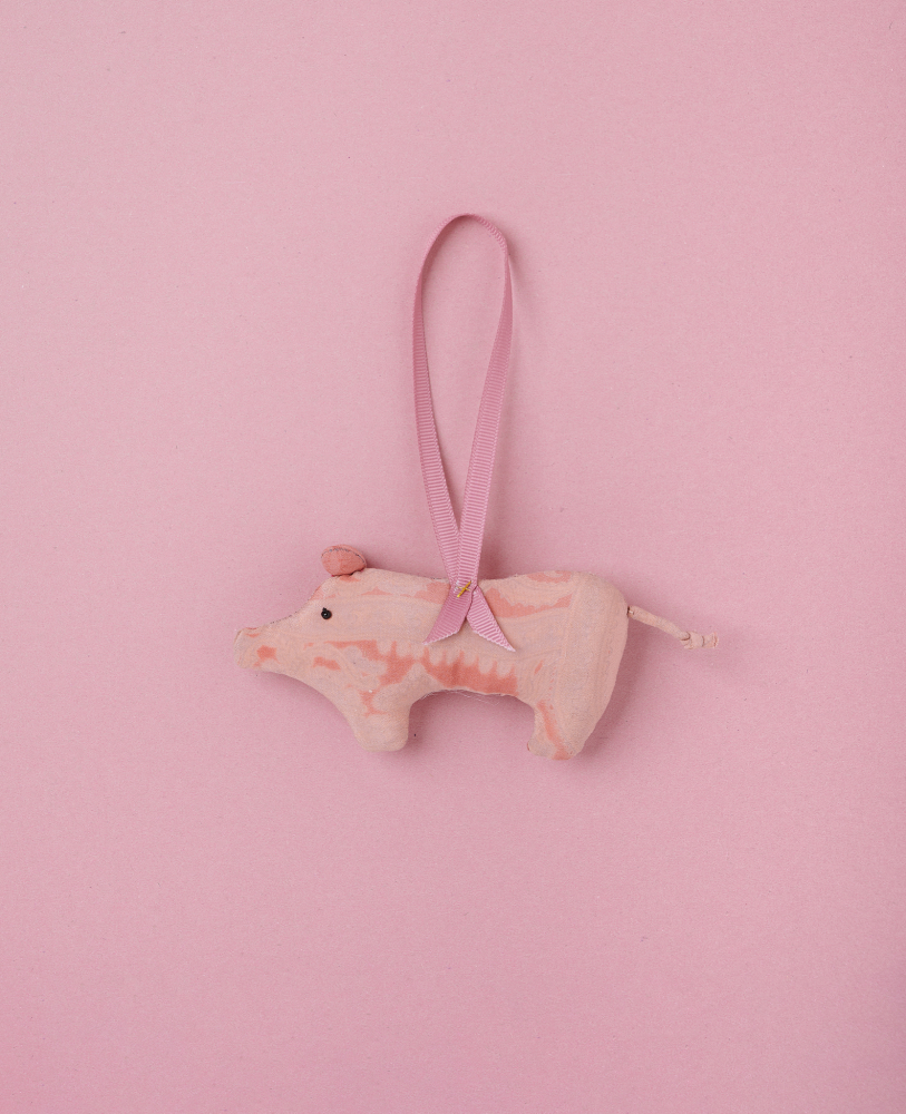 Peggy-SILK-Ornament-Cool-Coral Plüschanhänger Schwein, rosa, Schleife, Stofftier, Dekoration