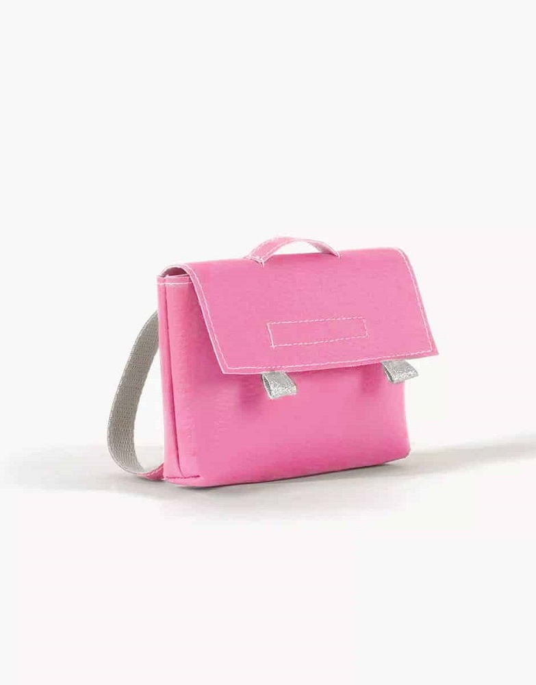Collection-Minikane-accessoires-dressing-poupee-gordis-back-to-school-petit-cartable-en-smili-cuir-rose Rosa Kinderschultasche, rechteckig, grauer Schultergurt, Tragegriff oben, Klettverschluss vorne, schlichtes Design, weiße Nähte.