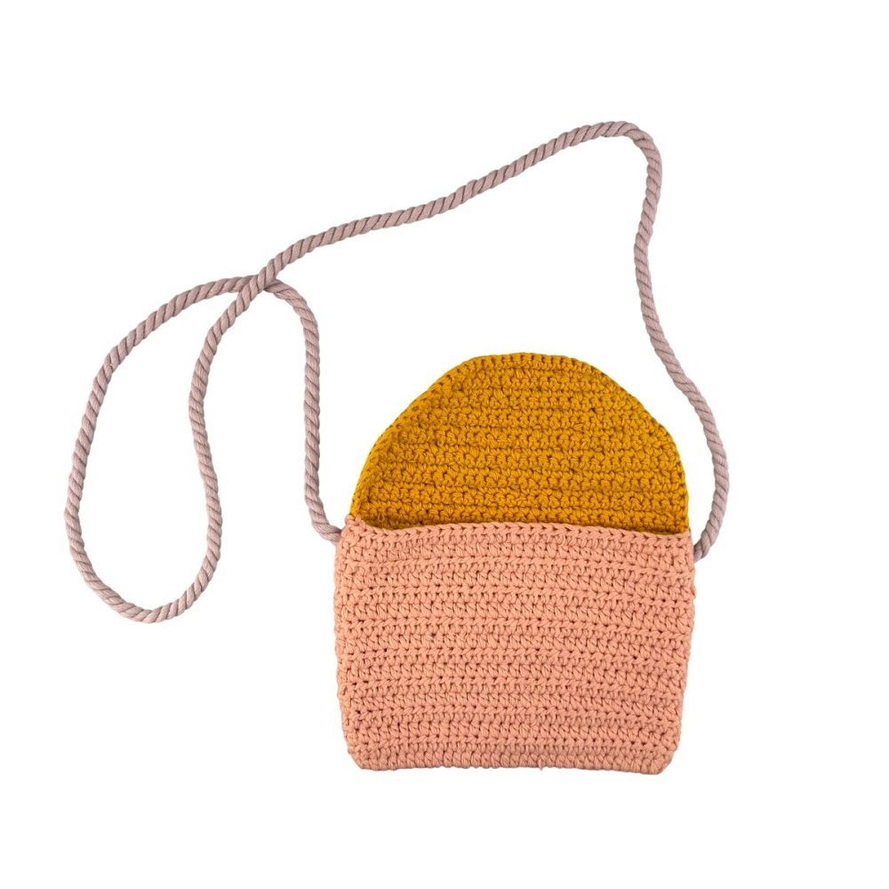 9511260-Handtasche-sortiert-2 Gehäkelte Umhängetasche, rosa Korpus, gelber Klappdeckel, rosa Kordelträger.
