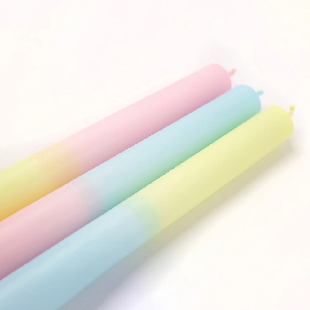 S8oben_1024x1024-2x Dreier-Set Stabkerzen, pastellfarbig: rosa, blau, gelb.