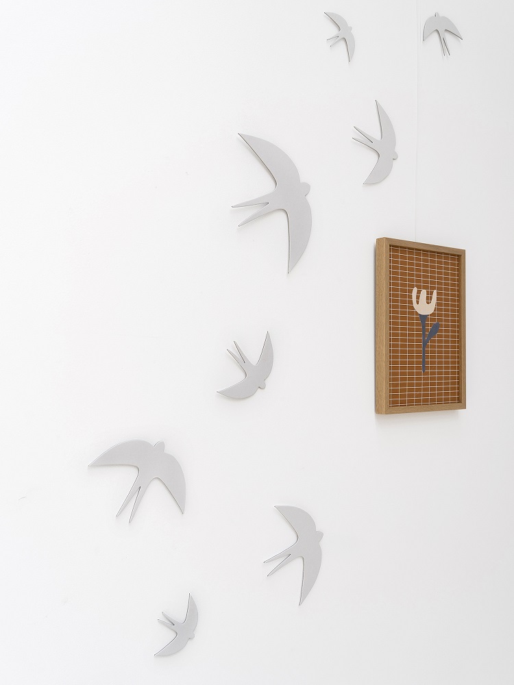 sverm-birds-large-5 Metall-Wanddekoration, hellgraue Vögel, verschiedene Größen, rechteckiger Bilderrahmen aus Holz, geometrisches Muster mit Blume in Blau und Weiß.