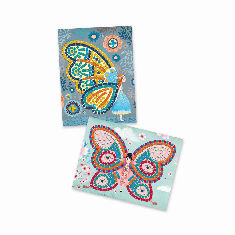 DJ08898-Mosaik-Schmetterlinge-3 Zwei illustrierte Karten; bunte Mosaik-Schmetterlingsflügel; obere Karte: Mädchen in blauem Kleid, gelbe Flügel auf grauem Hintergrund mit Blumen; untere Karte: Mädchen in rotem Kleid, rote Flügel auf hellblauem Hintergrund mit Blüten.