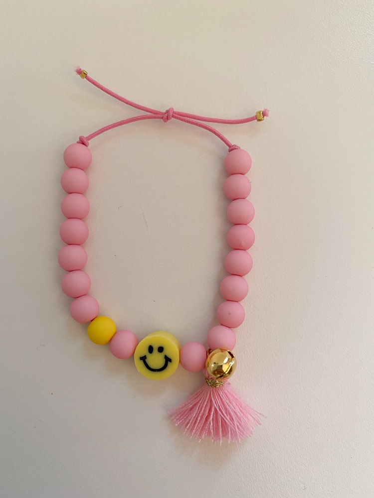 IMG_5231 Armband, rosa Perlen, gelber Smiley, gelbe Perle, goldene Kugel, rosa Quaste, verstellbares Band.