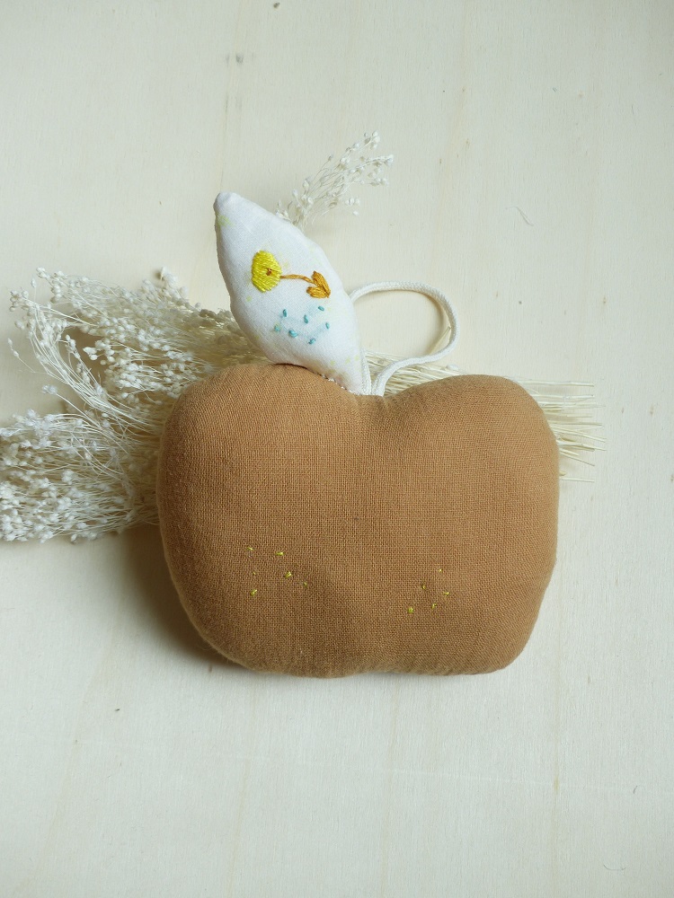 P1230194 Stoffdeko, Apfelform, braun, grüner Aufdruck, beige Apfelblattstickerei, Naturmaterialien, weiße Trockenblumen.