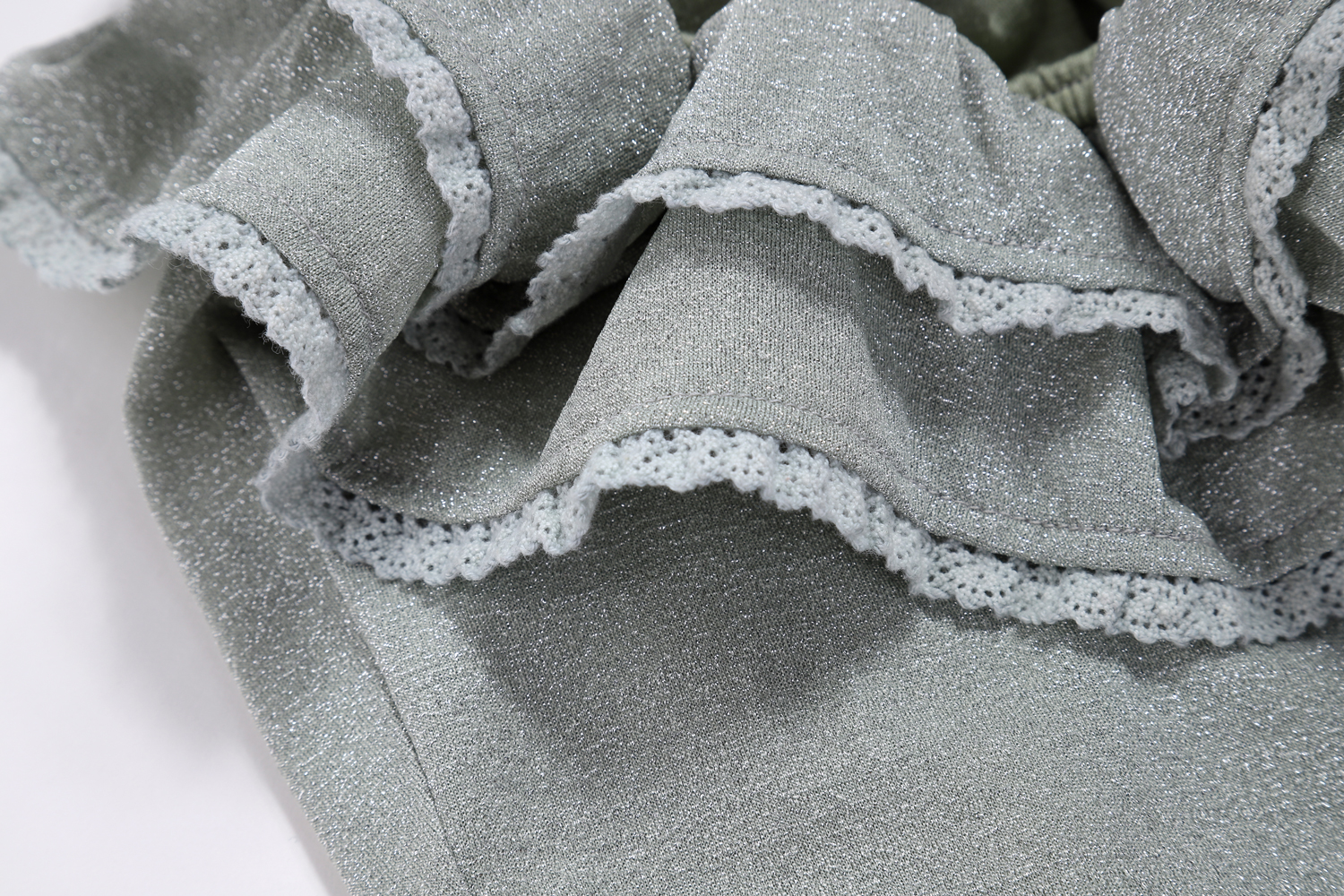 kidsbathingsuitcreolealmond6 Glitzernder Stoff, graue Farbe, Spitzenborte, Faltenwurf.
