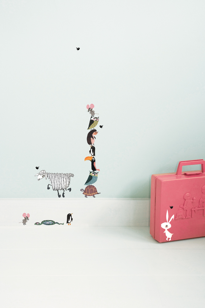 MS-605_int Wandtattoo, Tiermotiv, gestapelte Tiere, Maus, Vogel, Igel, Pinguin, Schildkröte, Schaf, Eule, rosa Koffer; weißer Hintergrund.