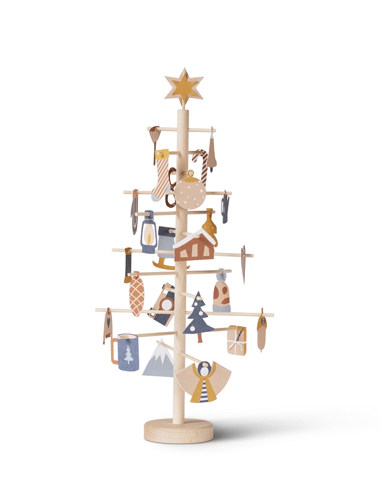 advent-tree-28 Holz-Weihnachtsbaum mit sternförmiger Spitze, Dekorationen in Gelb, Blau, Weiß; hängende Anhänger wie Lampe, Socken, Weihnachtsbaum, Tasse, Geschenke, Pullover; natürlicher Holzton.