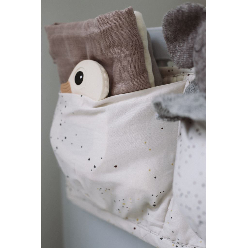 16555-Extra-2 Wandorganizer aus Stoff, beige mit Sternenmuster, Taschen mit Spielzeug und Stofftier, weiche Materialien, dezentes Design.