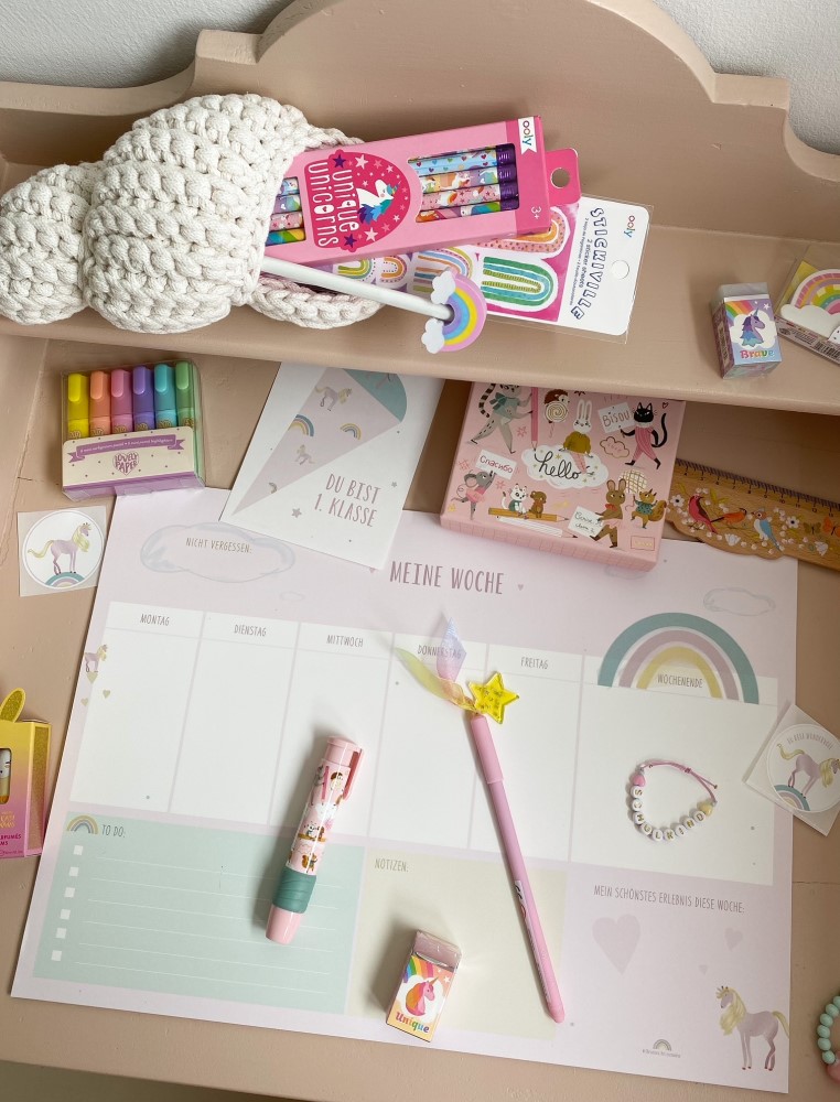 IMG_1088_jpg Kalenderblock mit Einhornmotiv, bunte Stifte, Regenbogen-Sticker, rosa und gelber Stift mit Anhängern, Einhorn-Radiergummi, Armband mit Buchstaben, pastellfarbene Stempel, Wolkenkorb, Notizblöcke, Bleistifte in bunter Verpackung