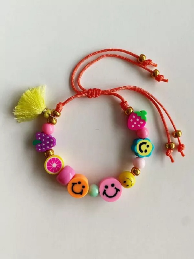 600x800xIMG-20220204-WA0012-pagespeed-ic-9BcKAp5G6z Armband, bunte Perlen, Fruchtmotive, Lachgesichter, gelbe Quaste, oranger Bandverschluss.