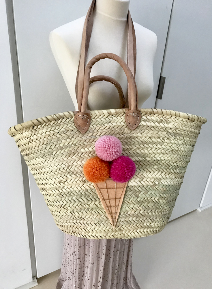 IMG_2580 Strohtasche, naturfarben, braune Griffe, bunte Eistüten-Applikation mit Pompons in Rosa, Orange und Pink.