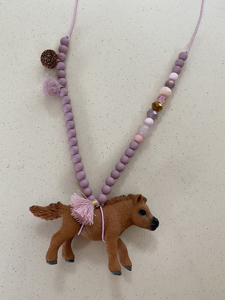 IMG_5066 Perlenkette, lila und rosa Perlen, braunes Pferdeanhänger, pinker Wollbommel.