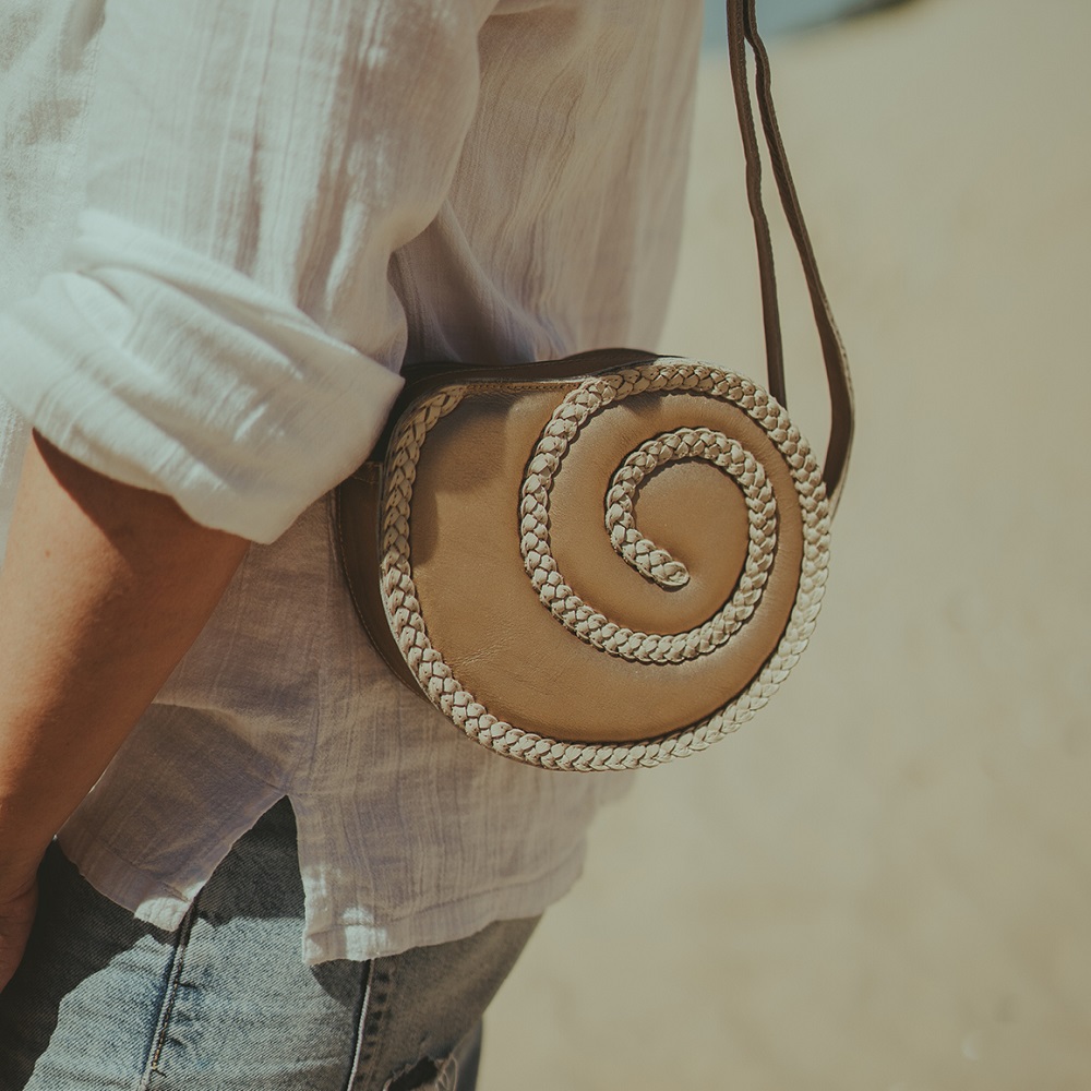 Bags-Purses-Crop-Media-kit-SS2213 Beige Umhängetasche, Spiraldesign aus geflochtenem Material, brauner Schulterriemen.