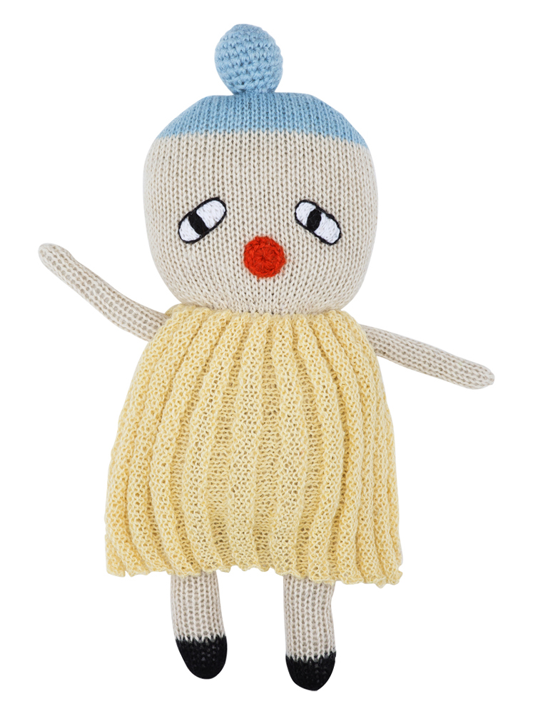 Polly Gehäkelte Stoffpuppe, blaues Mützchen, cremefarbener Kopf, roter Mund, halbgeschlossene Augen, gelbes Kleid, schwarze Fußspitzen, ausgestreckte Arme, verspieltes Design.