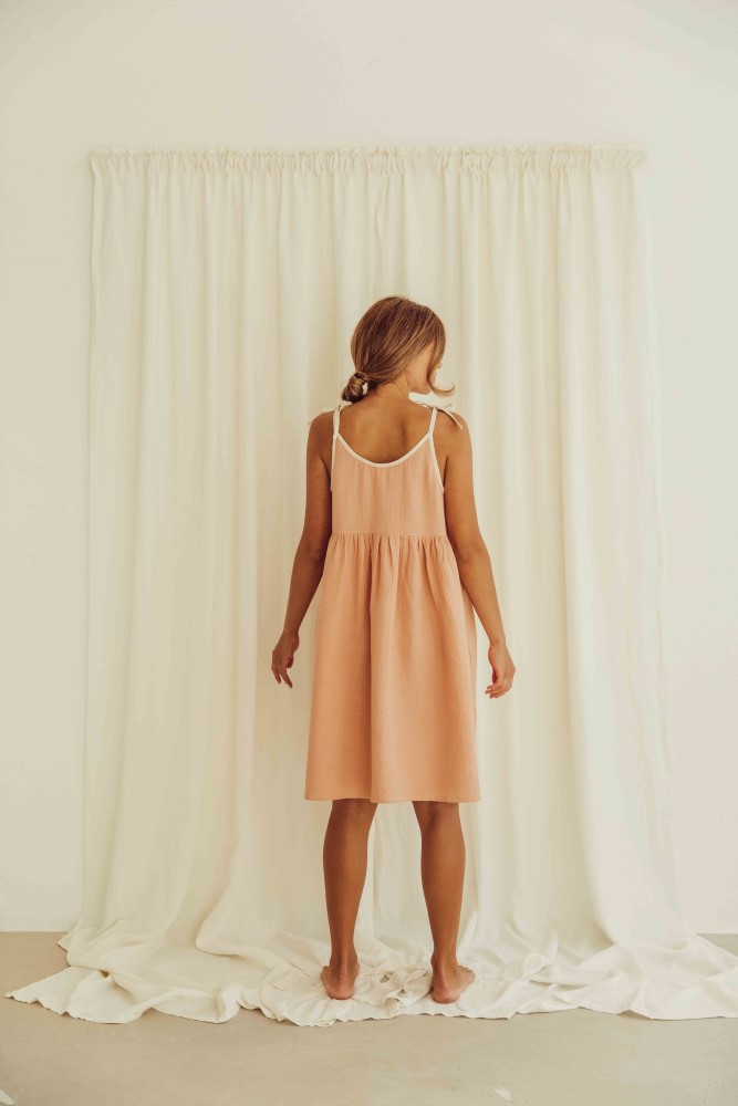 liss23_076_W_louisa-dress_peach_back1 Kinderkleid, ärmellos, rosa, leicht gerafft, Rückansicht.