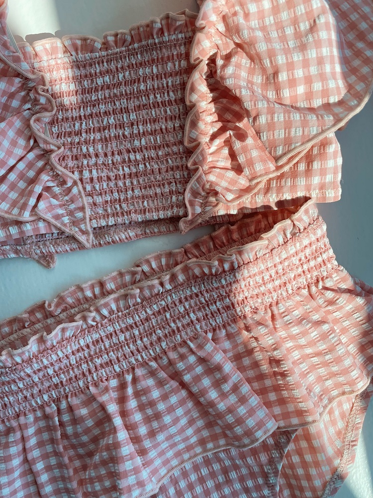 Bikini-Set, rosa-weiß kariert, Rüschen-Details, gesmoktes Oberteil und Unterteil.