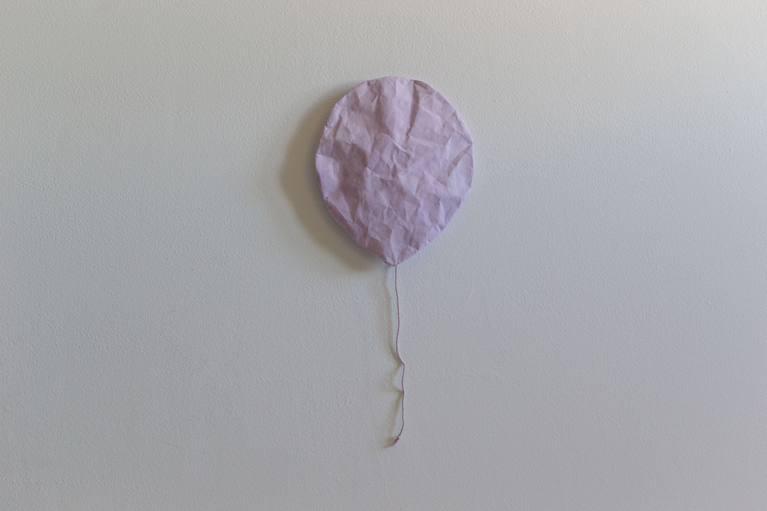 DSC_0615 Luftballon-Dekoration, lila, Papieroptik, Knitterstruktur, ca. 30 cm, flach, Wand befestigt, Bänder-Aufhängung, minimalistisches Design